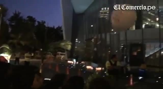 Demi Lovato Llego A Perú Y Saludo A Sus Fans  2012 10181