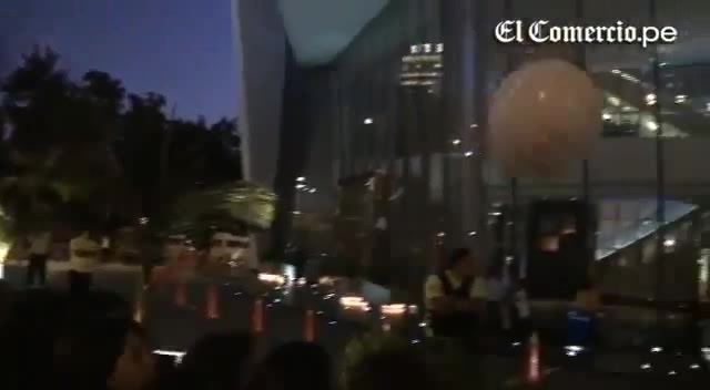 Demi Lovato Llego A Perú Y Saludo A Sus Fans  2012 10245