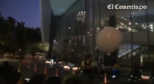 Demi Lovato Llego A Perú Y Saludo A Sus Fans  2012 10318