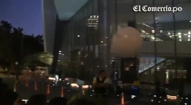 Demi Lovato Llego A Perú Y Saludo A Sus Fans  2012 10399