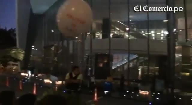 Demi Lovato Llego A Perú Y Saludo A Sus Fans  2012 10583