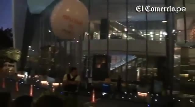 Demi Lovato Llego A Perú Y Saludo A Sus Fans  2012 10604