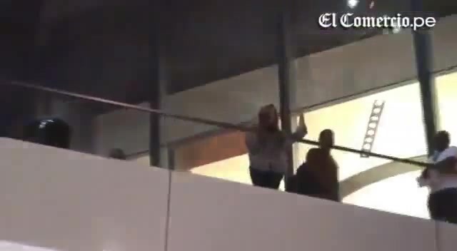 Demi Lovato Llego A Perú Y Saludo A Sus Fans  2012 11710