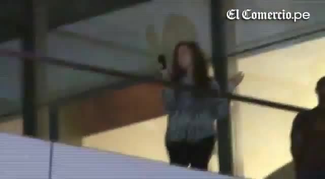 Demi Lovato Llego A Perú Y Saludo A Sus Fans  2012 12906