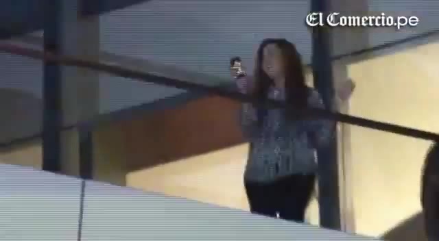 Demi Lovato Llego A Perú Y Saludo A Sus Fans  2012 12993