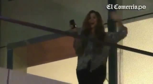 Demi Lovato Llego A Perú Y Saludo A Sus Fans  2012 13449