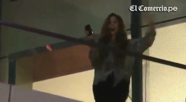 Demi Lovato Llego A Perú Y Saludo A Sus Fans  2012 13462