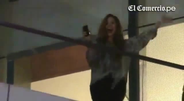 Demi Lovato Llego A Perú Y Saludo A Sus Fans  2012 13493