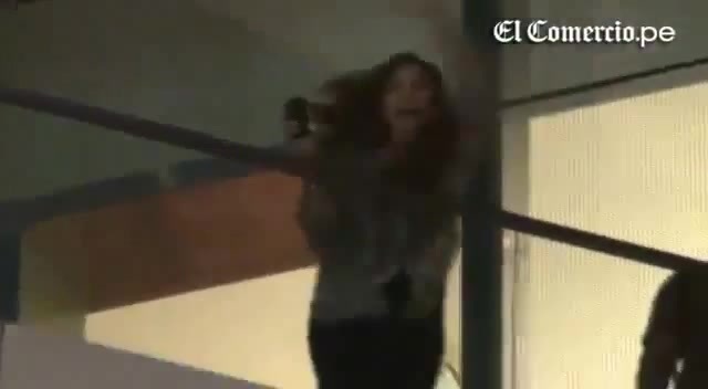 Demi Lovato Llego A Perú Y Saludo A Sus Fans  2012 13698