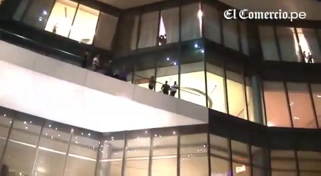 Demi Lovato Llego A Perú Y Saludo A Sus Fans  2012 18346