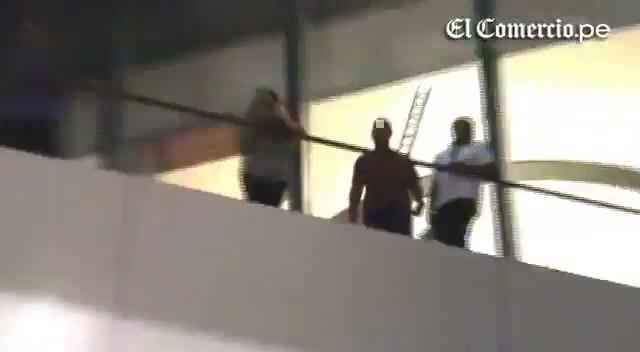 Demi Lovato Llego A Perú Y Saludo A Sus Fans  2012 18787