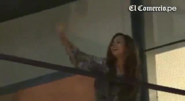 Demi Lovato Llego A Perú Y Saludo A Sus Fans  2012 20926 - Demi - Llego A Peru Y Saludo A Sus Fans 2012 Part o40
