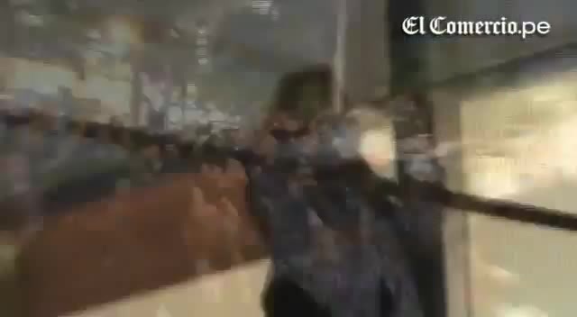 Demi Lovato Llego A Perú Y Saludo A Sus Fans  2012 23543