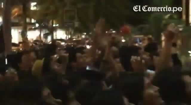 Demi Lovato Llego A Perú Y Saludo A Sus Fans  2012 23735