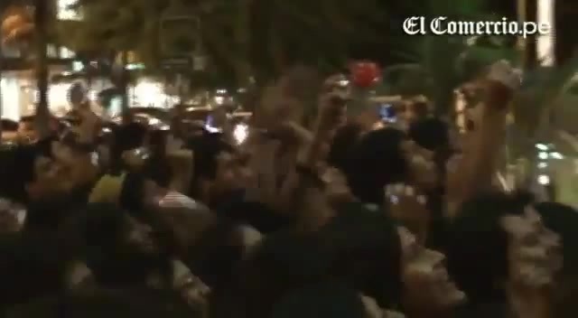 Demi Lovato Llego A Perú Y Saludo A Sus Fans  2012 23865