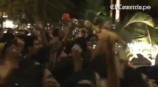 Demi Lovato Llego A Perú Y Saludo A Sus Fans  2012 24339