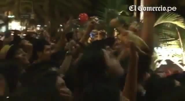 Demi Lovato Llego A Perú Y Saludo A Sus Fans  2012 24465
