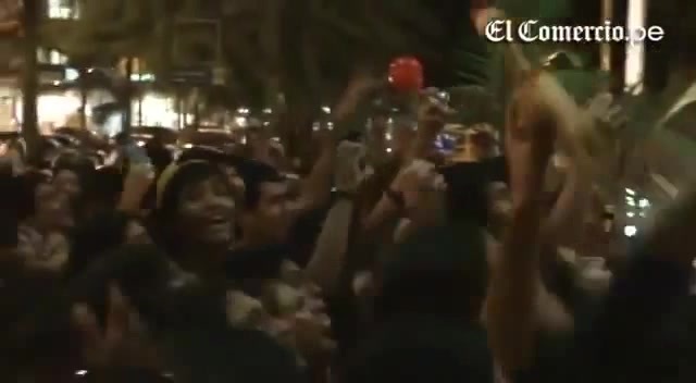 Demi Lovato Llego A Perú Y Saludo A Sus Fans  2012 24595