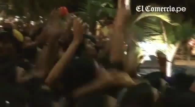 Demi Lovato Llego A Perú Y Saludo A Sus Fans  2012 24933 - Demi - Llego A Peru Y Saludo A Sus Fans 2012 Part o48