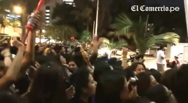 Demi Lovato Llego A Perú Y Saludo A Sus Fans  2012 25502