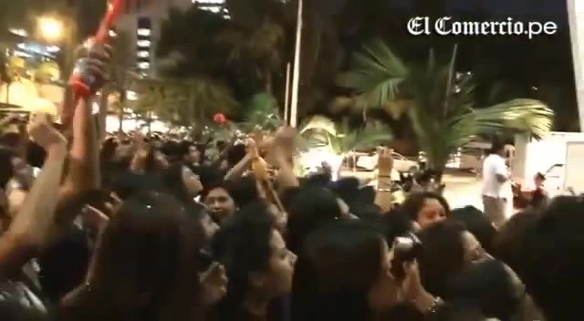 Demi Lovato Llego A Perú Y Saludo A Sus Fans  2012 25520