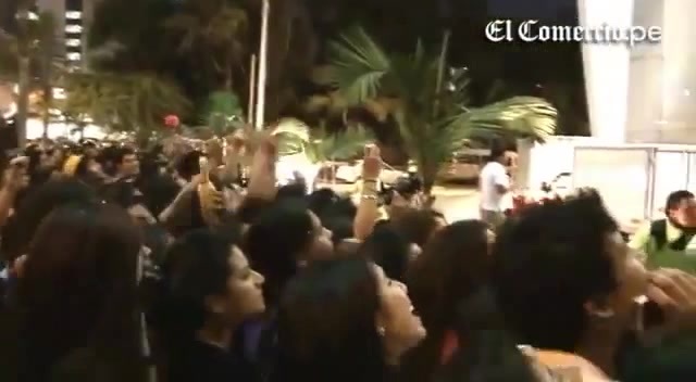 Demi Lovato Llego A Perú Y Saludo A Sus Fans  2012 25790