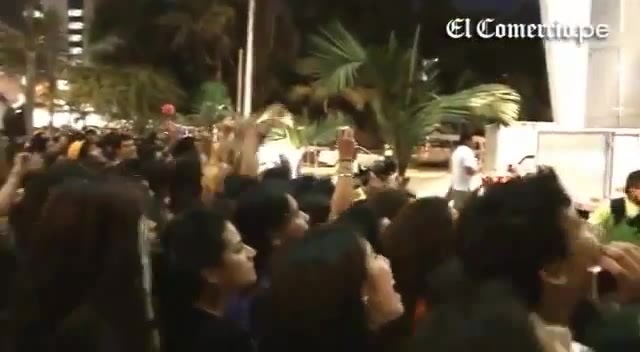 Demi Lovato Llego A Perú Y Saludo A Sus Fans  2012 25847