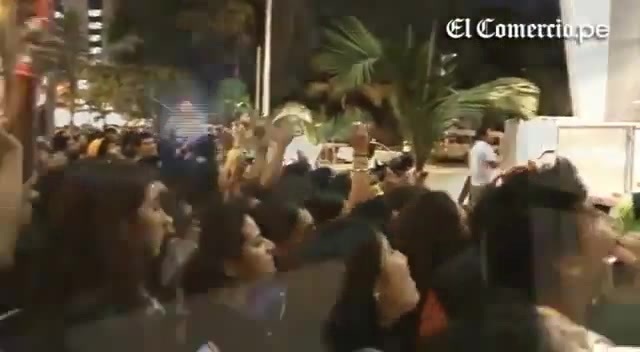 Demi Lovato Llego A Perú Y Saludo A Sus Fans  2012 25892