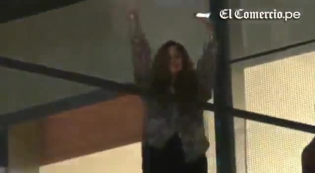 Demi Lovato Llego A Perú Y Saludo A Sus Fans  2012 28942