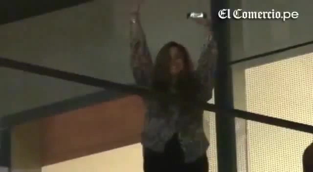 Demi Lovato Llego A Perú Y Saludo A Sus Fans  2012 28981