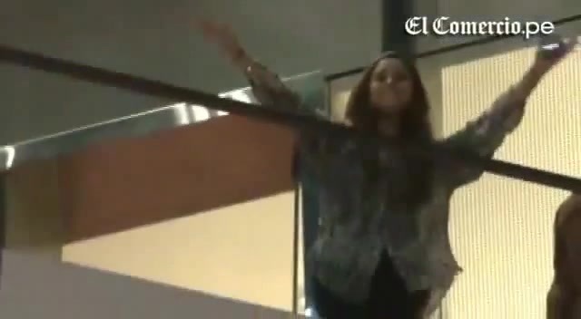 Demi Lovato Llego A Perú Y Saludo A Sus Fans  2012 29927