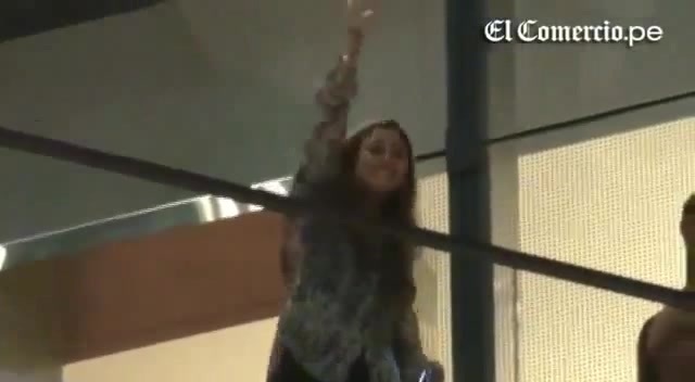Demi Lovato Llego A Perú Y Saludo A Sus Fans  2012 30656