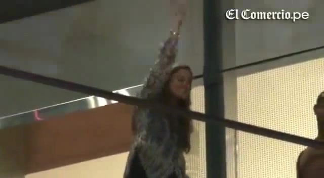 Demi Lovato Llego A Perú Y Saludo A Sus Fans  2012 30761