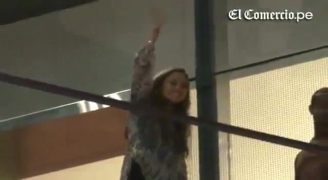 Demi Lovato Llego A Perú Y Saludo A Sus Fans  2012 30924