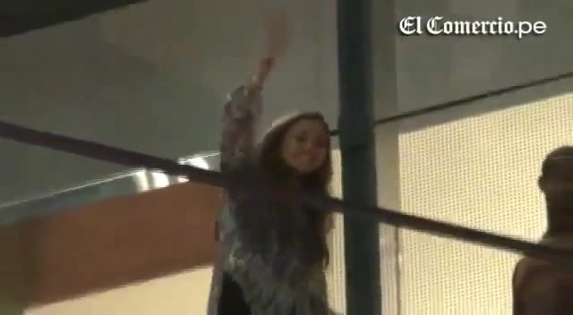 Demi Lovato Llego A Perú Y Saludo A Sus Fans  2012 30952