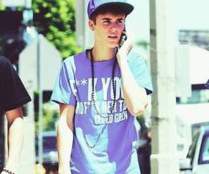 Justin la telefon