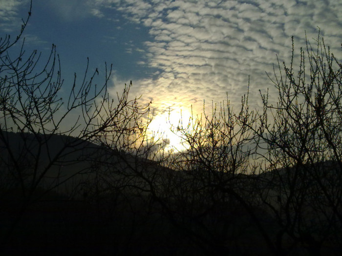 rasarit de dincolo de munti; chovar amanecer en invierno
