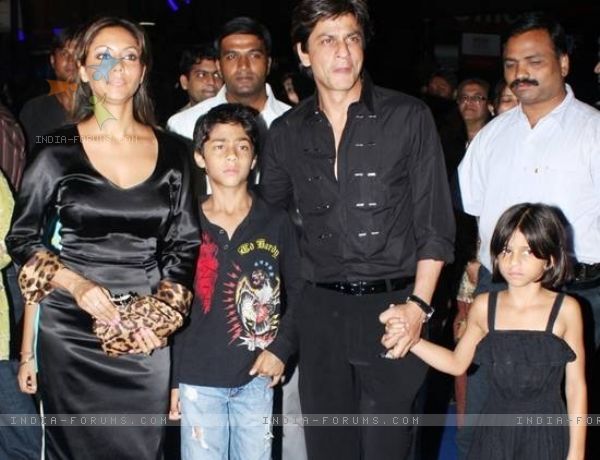 41727-shahrukh-khan-and-gauri-son-aryan