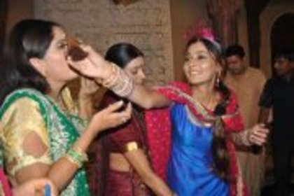 577599_101233536680506_100003815791372_2534_419746795_a - sara khan 7