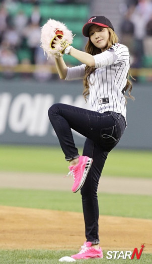 snsd jessical baseball pitch (25) - Jessica o
