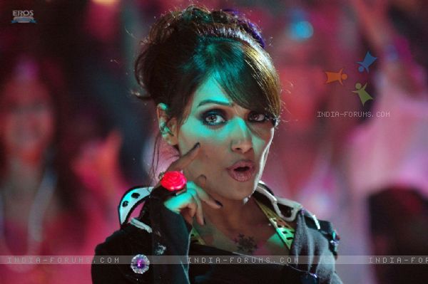 Parvane shama jalaayein, jal jaaye na Bipasha ... Baite hain jaal bichaye, phas jaaye na Bipasha - episodul 6