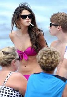 S2 - Chiar si Selena fumeaza