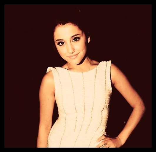 Heii` Emy`! Vrei briose? [venind din bucatarie]