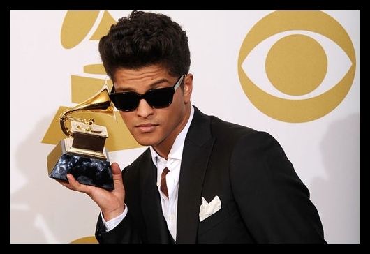 [il opri] Daca ai inselat-o si acum vrei sa-i bagi tot felul de scuze, te castrez.