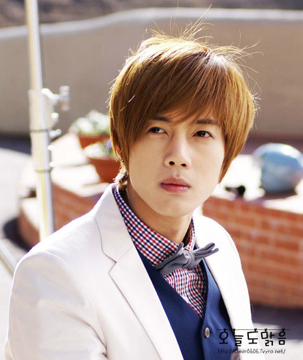 El m`a sarutat pe buze......x_X - o Kim Hyun Joong in visul meu