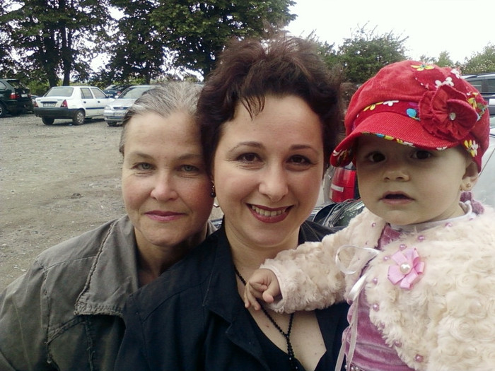 20 mai 2012-flori 031; eu , elena(duduta) si catalina(dudutica)
