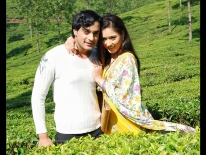 00_03_19 - B-Angad Hasija and Sara Khan - YouTube-B