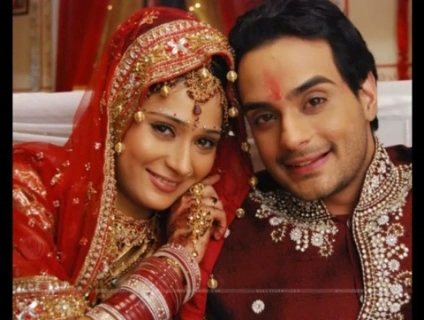 00_03_32 - B-Angad Hasija and Sara Khan - YouTube-B