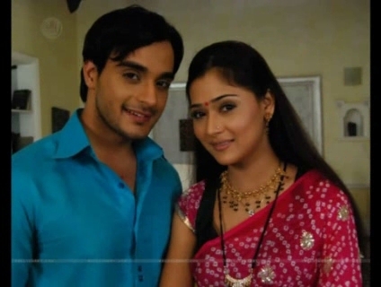 00_03_43 - B-Angad Hasija and Sara Khan - YouTube-B