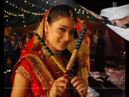 00_04_25 - B-Angad Hasija and Sara Khan - YouTube-B